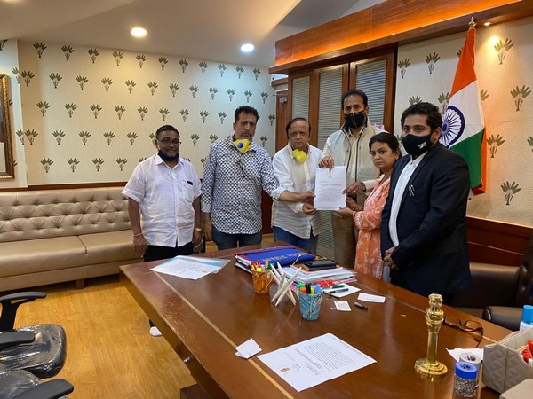 Khar victim's kin meeting Maharashtra Home Minister Anil Deshmukh in Mumbai on Wednesday. (Photo/ANI)