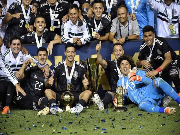 Mexico players celebrating with the Gold Cup after defeating the United States in the championship. 