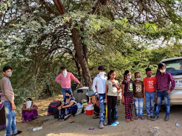 Migrant workers along with their family at Delhi-Ghaziabad border on Friday. Photo/ANI