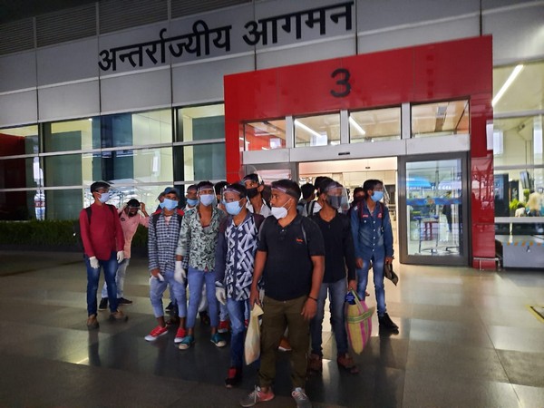 A visual of migrant workers who arrived at Delhi's IGI airport from Jammu and Kashmir. 