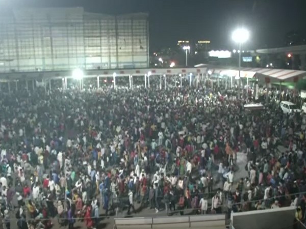 Migrant workers at Delhi's Anand Vihar bus terminal (File photo)