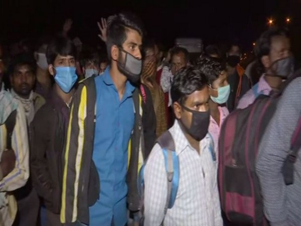 Migrants in ITO in New Delhi, who are trying to return to their homes in Uttar Pradesh. Photo/ANI