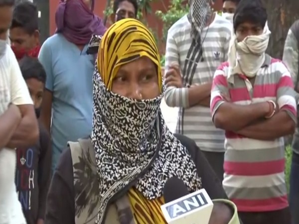 One of the migrant labourers telling about her sufferings amid the lockdown. Photo/ANI