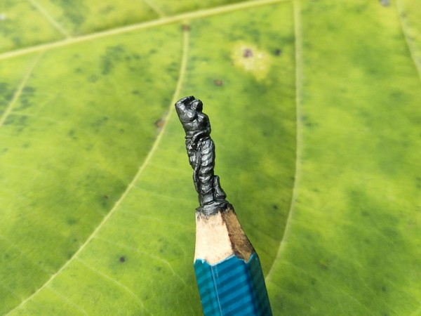 Eswar Rao's miniature art of a woman on pencil nib. Photo/ANI