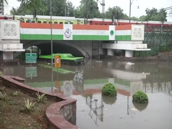 A visual of Minto Bridge in Delhi on Sunday morning. [Photo/ANI]