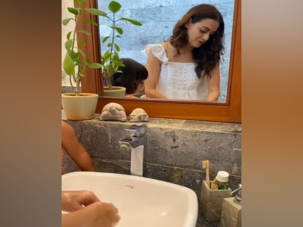The clip showed the actor thoroughly scrubbing her hands in rhythmic forward and backward strokes (Picture Courtesy: Instagram) 