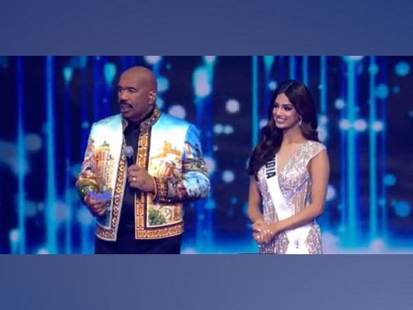 Harnaaz Sandhu with Steve Harvey (Image source: Twitter)