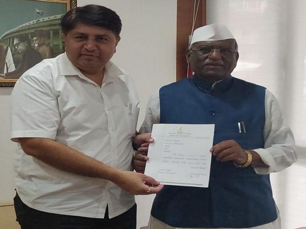 NCP's Vaibhav Pichad submitting his resignation letter to Maharashtra Speaker Haribhau Bagade on Tuesday. (Photo/ANI)