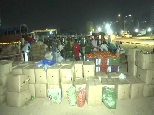 MMRDA grounds in Bandra-Kurla Complex in Mumbai converted into wholesale market amid COVID-19 outbreak. Photo/ANI