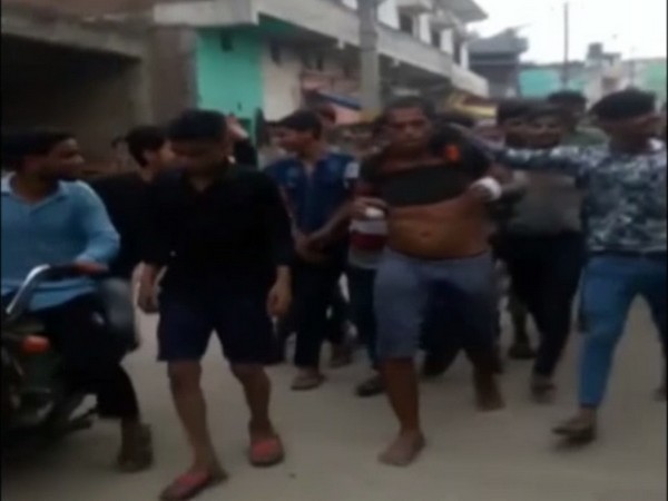 Mob thrashing a man in Moradabad city over suspicion of child-lifting. Photo/ANI