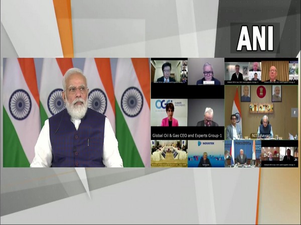 Prime Minister Narendra Modi  interacts with CEOs, experts of global oil and gas sector