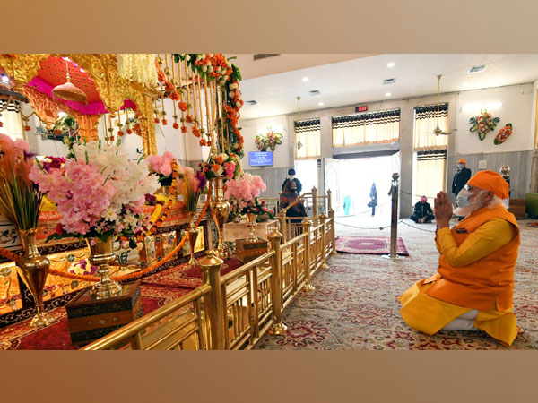 Prime Minister Narendra Modi offers prayers at Gurudwara Rakab Ganj Sahib in New Delhi on December 20. (ANI/ Photo)