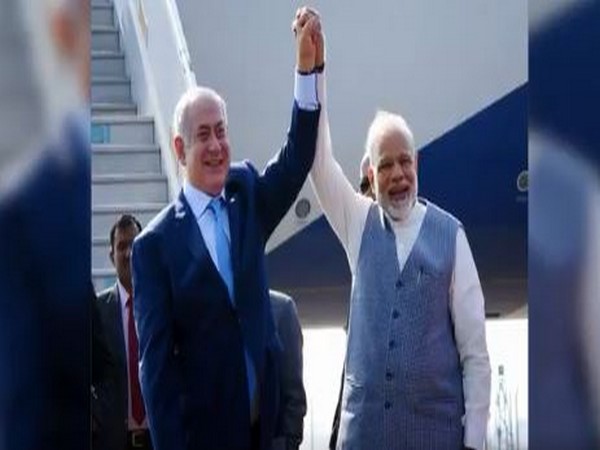 Israeli Prime Minister Benjamin Netanyahu (L) and PM Narendra Modi 