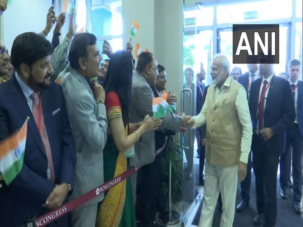 PM Modi welcomed by the Indian diaspora in Vladivostok on Wednesday.