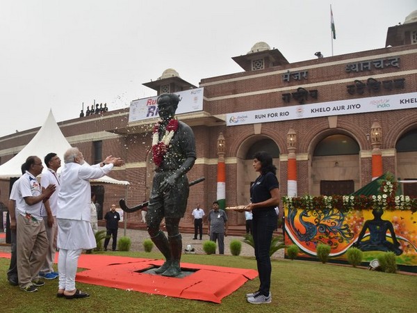 PM Modi paying tribute to Major Dhyan Chand (Pic Credit: PM Modi Twitter handle)