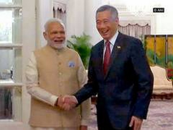 Prime Minister Modi with Prime Minister Lee Hsien Loong
