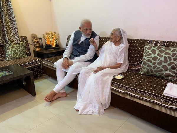 Prime Minister Narendra Modi with his mother Heeraben Modi (File photo)