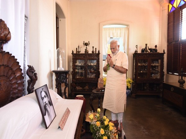 Prime Minister Narendra Modi paying tributes to Sri Aurobindo on his Jayanti. (Picture courtesy- Twitter/Narendra Modi)