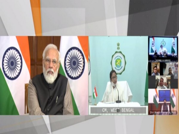 PM Narendra Modi, Mamata Banerjee during the  Chittaranjan National Cancer Institute inauguration. (Photo/ANI)