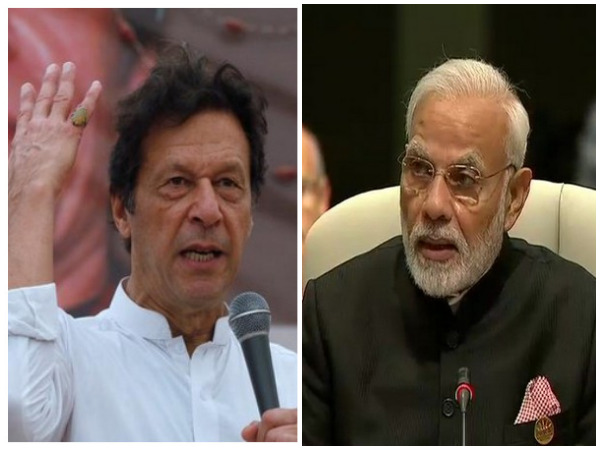 Pakistan Prime Minister Imran Khan (L), Prime Minister Narendra Modi (R) (file photo)