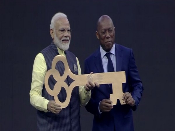 Prime Minister Narendra Modi receiving the key to Houston from Mayor Sylvester Turner at the 'Howdy Modi!' event on Sunday (Photo/ANI)