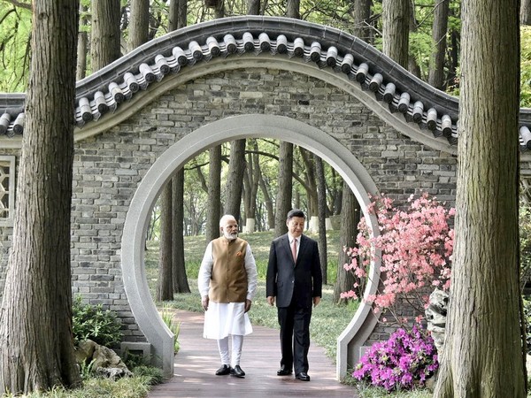 Prime Minister Narendra Modi, Chinese President Xi Jinping taking a stroll along the East Lake in Wuhan on April 28 last year (file photo)