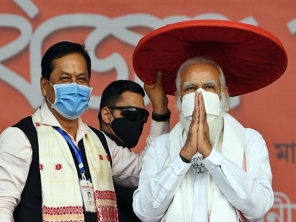 Union Minister Sarbananda Sonowal (left) and Prime Minister Narendra Modi (right) at a rally (File Photo)