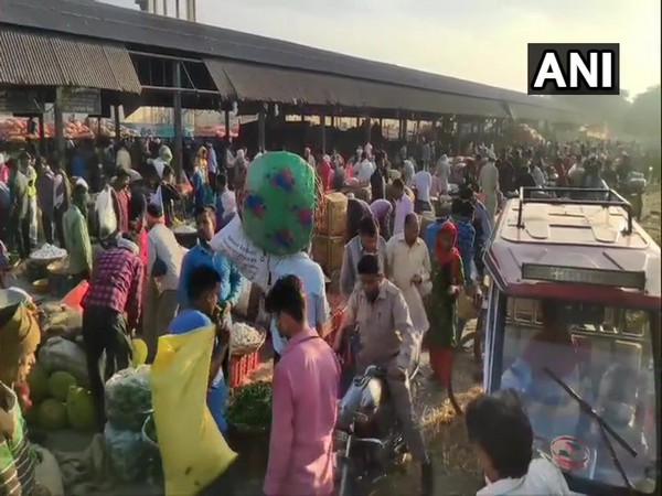 Huge crowd seen in a vegetable market in Moradabad. (Photo/ANI)