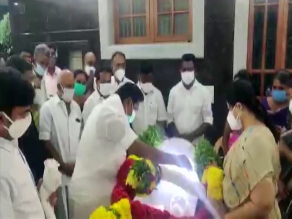 Tamil Nadu Chief Minister Edappadi K Palaniswami bidding farewell to her mother in Salem. (Photo/ANI)