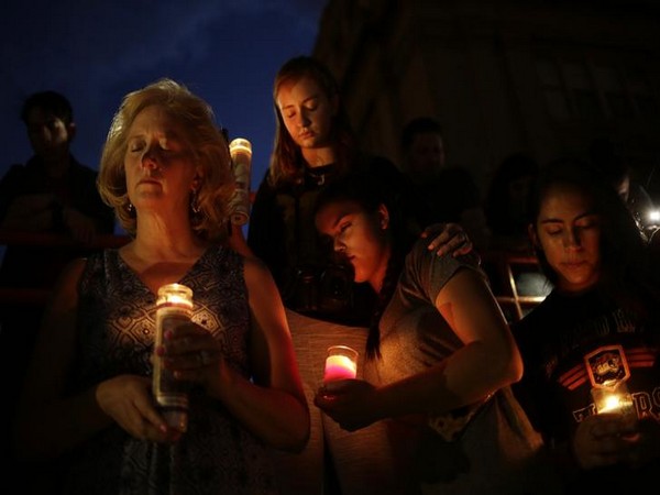 Mourners after the El Paso shooting in Texas on Aug 3 (Photo/Reuters)