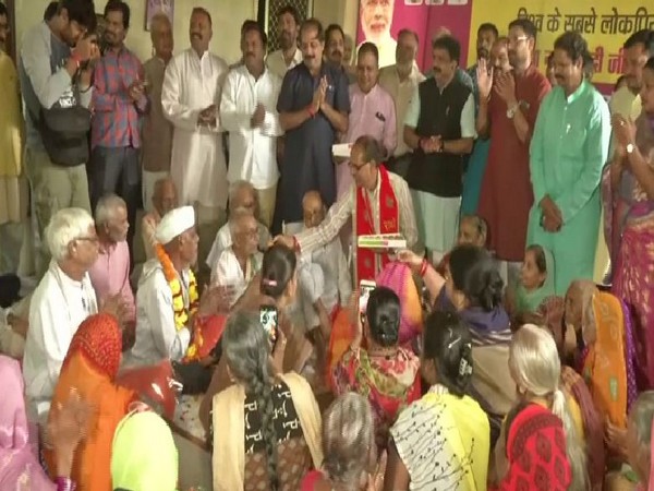 Former Chief Minister of Madhya Pradesh, Shivraj Singh Chouhan distributing sweets to inmates at old age home in Bhopal on Sunday. Photo/ANI