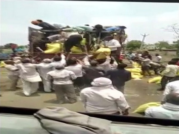 Two trucks carrying fertilisers allegedly looted by farmers in Shajapur.  