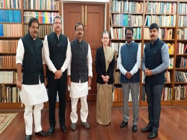 Shiv Sena MPs met Sonia Gandhi in New Delhi on Monday