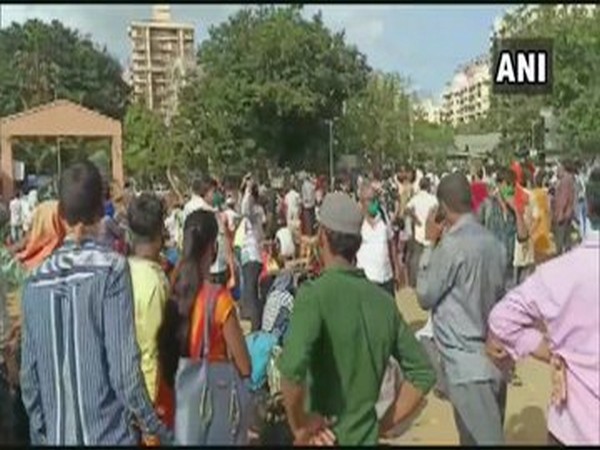 Large number of migrant labourers  gathered at the grounds in Kandivali's Mahavir Nagar on Thursday [Photo/ANI]