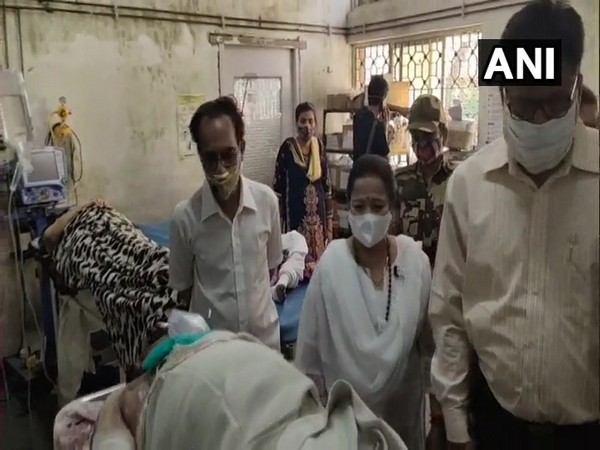 Mumbai Mayor Kishori Pednekar visited King Edward Memorial Hospital to meet the injured. [Photo/ANI]