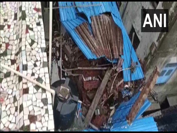 A portion of a building collapsed in Mumbai's Marine line area last night. (Photo/ANI)