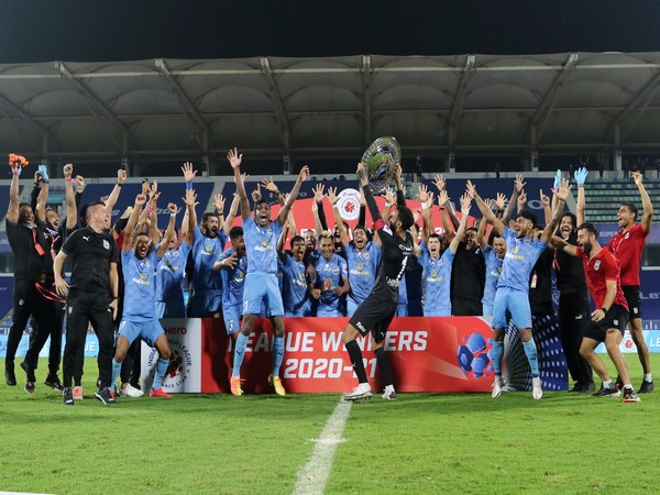 Mumbai City presented with League Winners Shield (Photo/ Sportzpics)