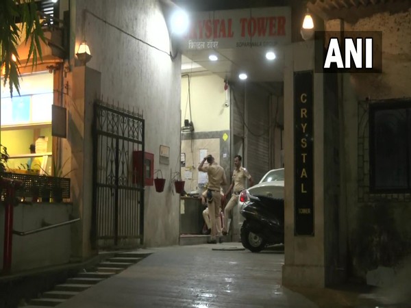 Mumbai police outside the residence of lawyer Gunaratna Sadavarte (Photo/ANI) 