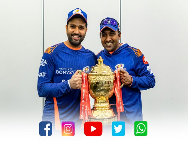 Rohit Sharma and Mahela Jayawardene with the IPL trophy