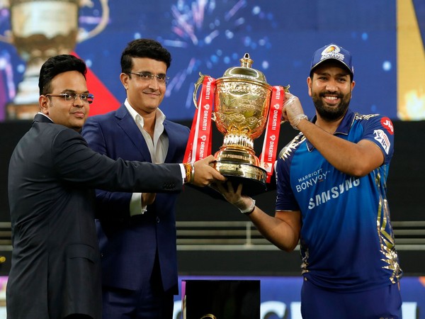 Rohit Sharma being handed IPL trophy by Sourav Ganguly and Jay Shah (Image: Mumbai Indians' Twitter)