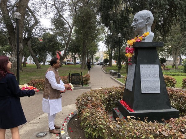 V Muraleedharan, MoS MEA paying floral tribute to Mahatma Gandhi at Lima, Peru on Saturday (Photo/the MoS' Twitter account)