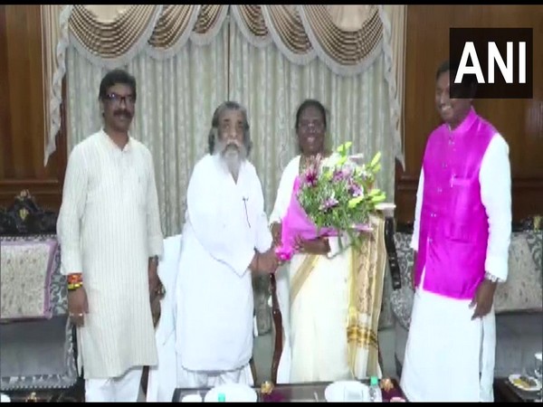 Visual of Droupadi Murmu with Jharkhand CM Hemant Soren and JMM chief Shibu Soren (File Photo/ANI)