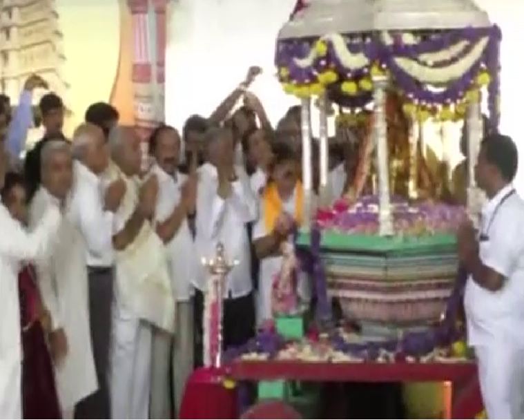 Writer SL Bhyrappa, Minister Paralhad Joshi inaugurates famous festival 'Mysore Dasara'. (Photo/ANI)