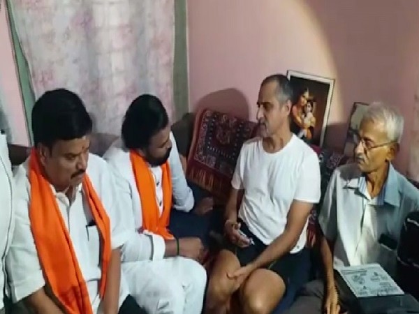 Karnataka Health Minister Sriramulu at residence of Mysuru student who was shot dead in California. 