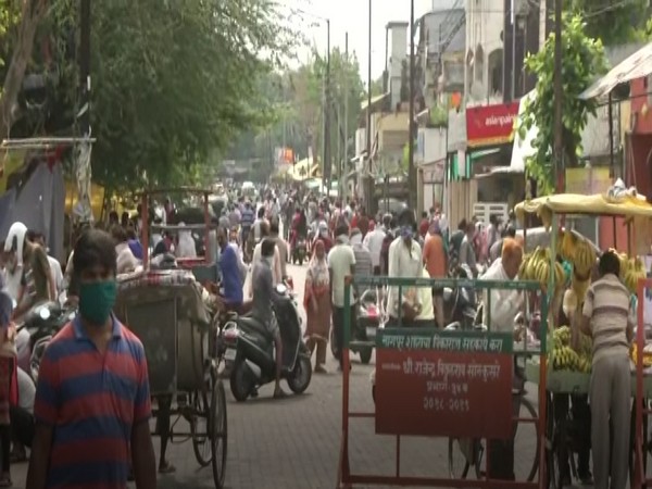 People violating social distancing norms at Nagpur market. Photo/ ANI