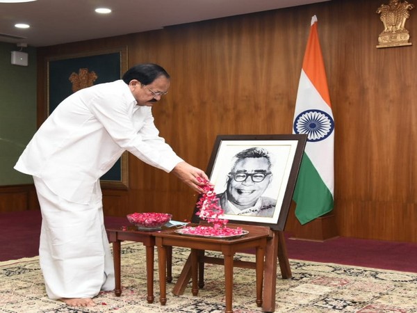 Vice President M Venkaiah Naidu pays floral tribute to Dr Ram Manohar Lohia. (Image Courtesy: Twitter/ @VPSecretariat)