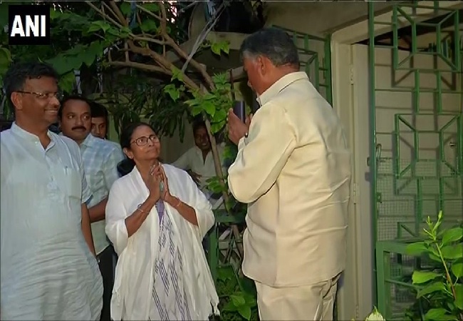 Andhra Pradesh chief minister N Chandrababu Naidu meeting with West Bengal chief minister Mamata Banerjee in Kolkata, West Bengal Photo/ANI.