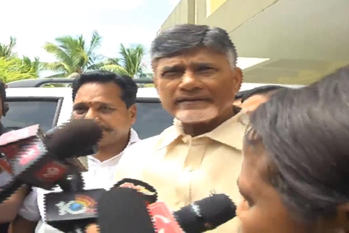 N Chandrababu Naidu trying to leave from his residence in Amaravati for Chalo Atmakur rally 