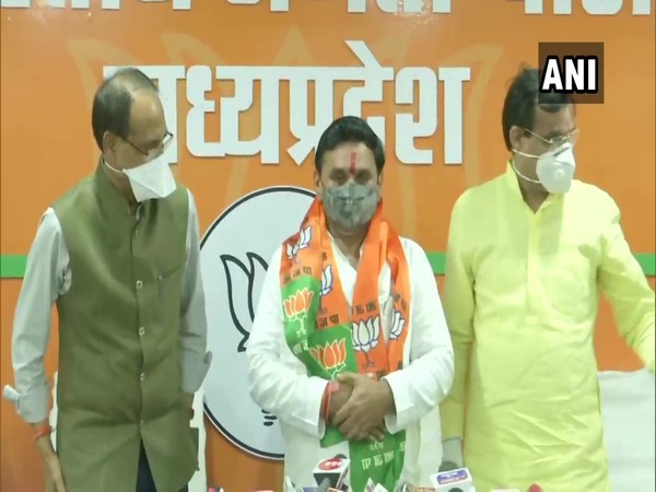 Narayan Patel, MLA from Mandhata joining BJP in Bhopal on Thursday. (Photo/ANI)