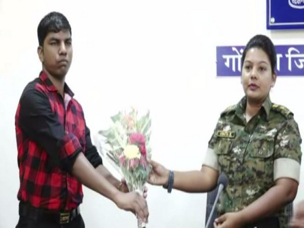 Former Naxal Jagdeep with Gondia SP Vineeta Sahu on Monday. (Photo/ANI)